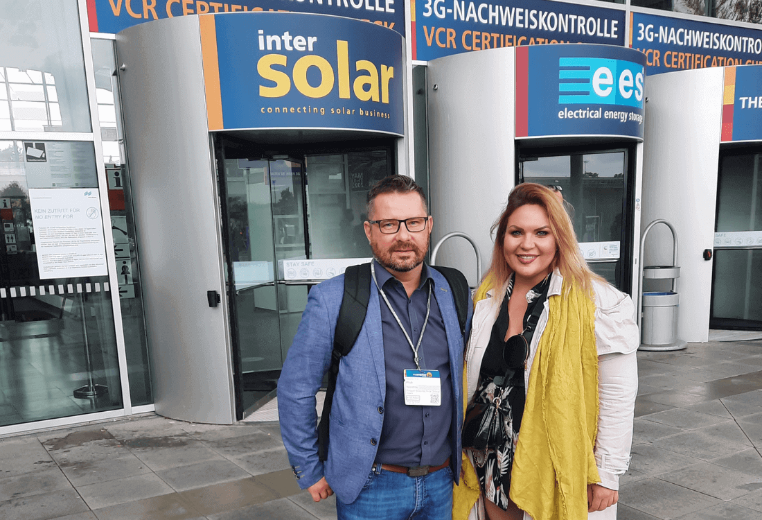 Dwie osoby z teamu Projekt Solartechnik, kobieta i mężczyzna przed wejściem na halę targową Inter Solar