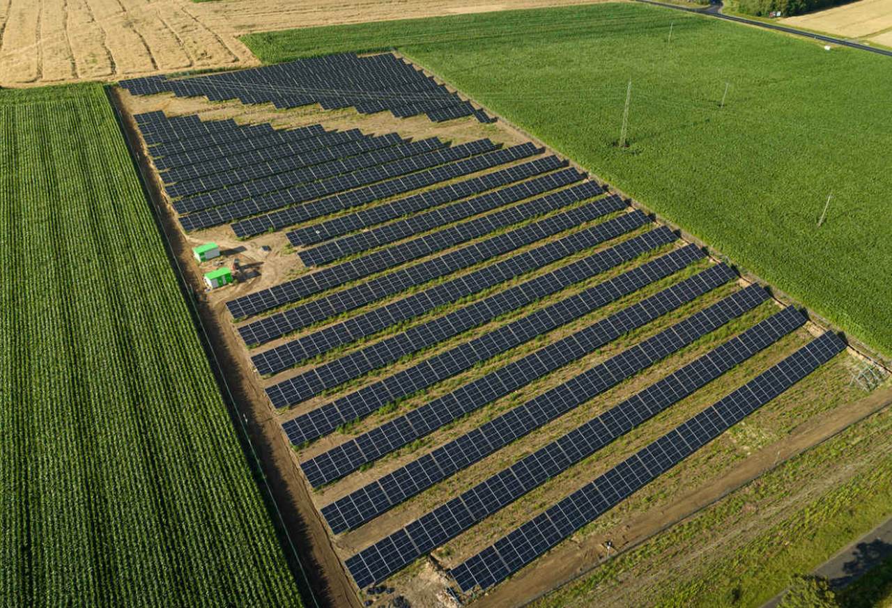 Widziana z lotu ptaka 2 MW farma fotowoltaiczna wybudowana przez Projekt Solartechnik w Wielowsi otoczona polami uprawnymi